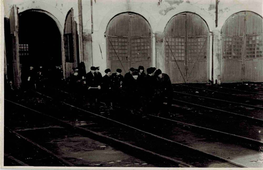 Фотография. Работники локомотивного депо на юбилейном ленинском субботнике.