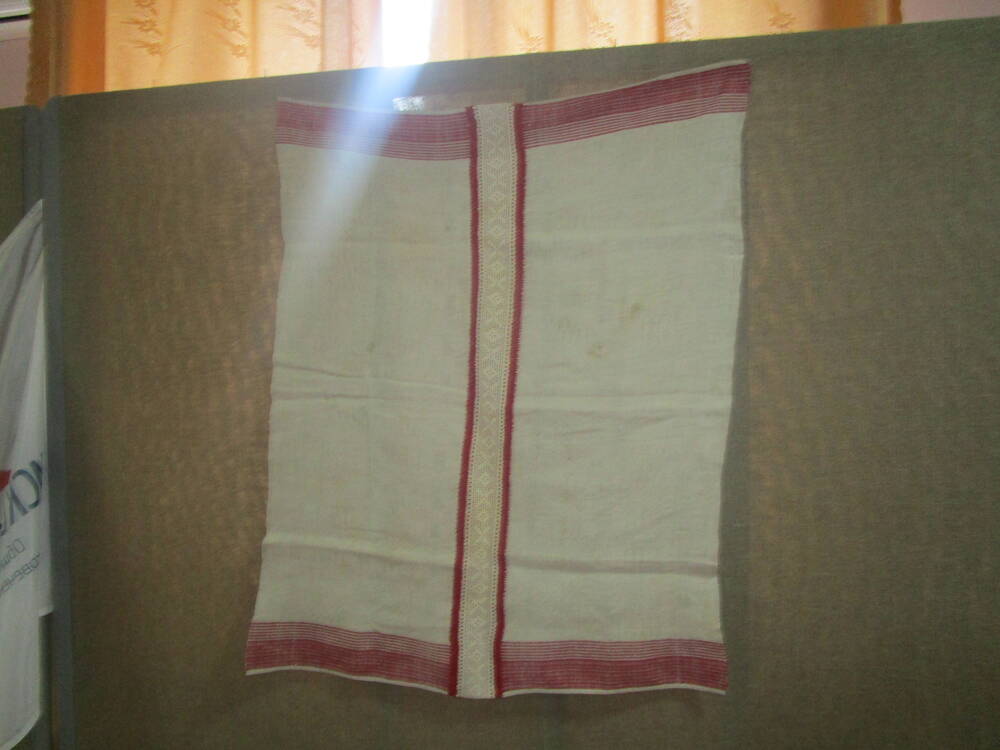 Скатерть домотканая, состоящая из двух полотен, соединенных ажурной полоской