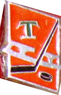 Значок спортивный с изображением клюшки, шайбы, конька.