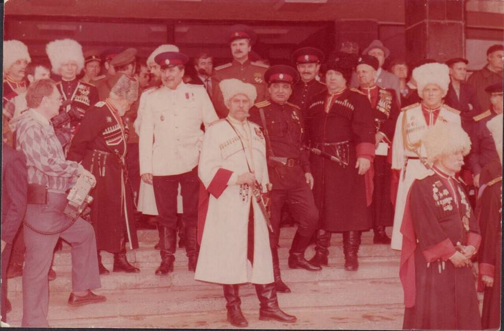Фотография. Группа казаков перед парадом, посвященном реабилитации казачества.