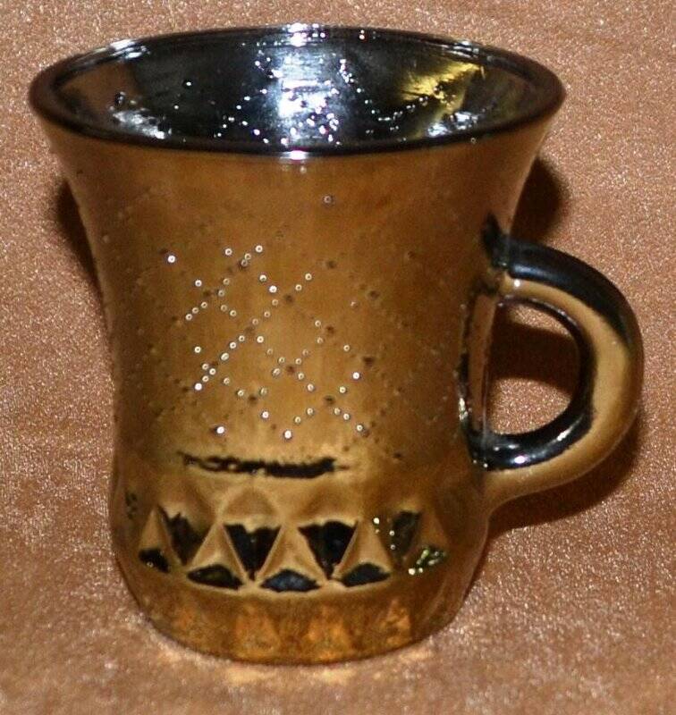 Чашка чайно-кофейная стеклянная с золотистым покрытием.