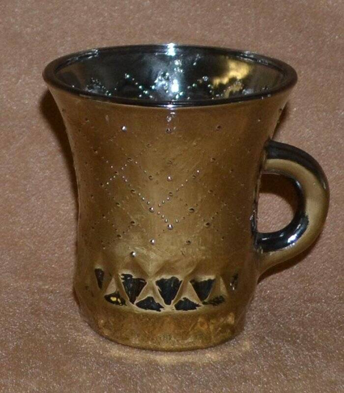 Чашка чайно-кофейная стеклянная с золотистым покрытием.