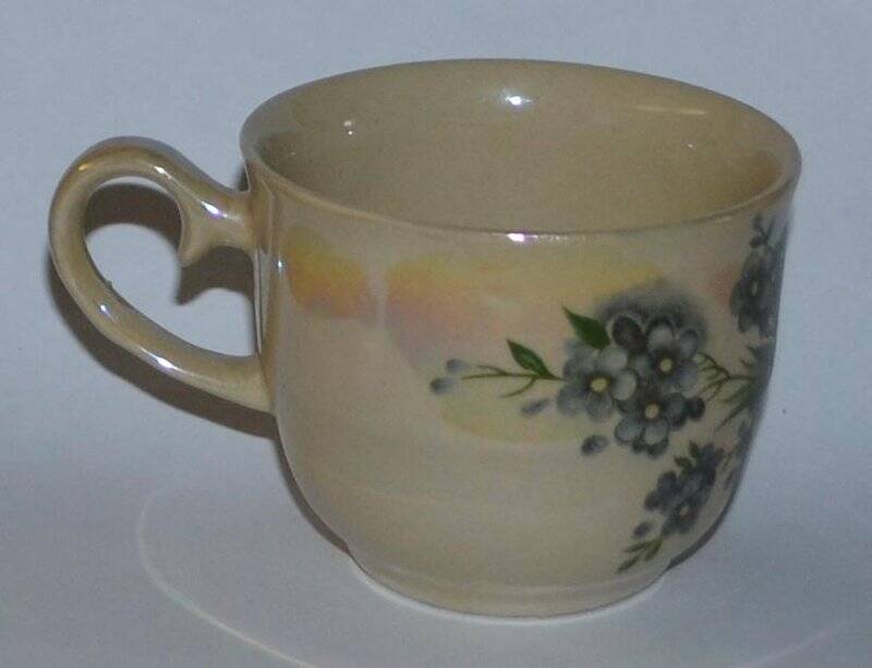 Чашка кофейная с цветочным мотивом.