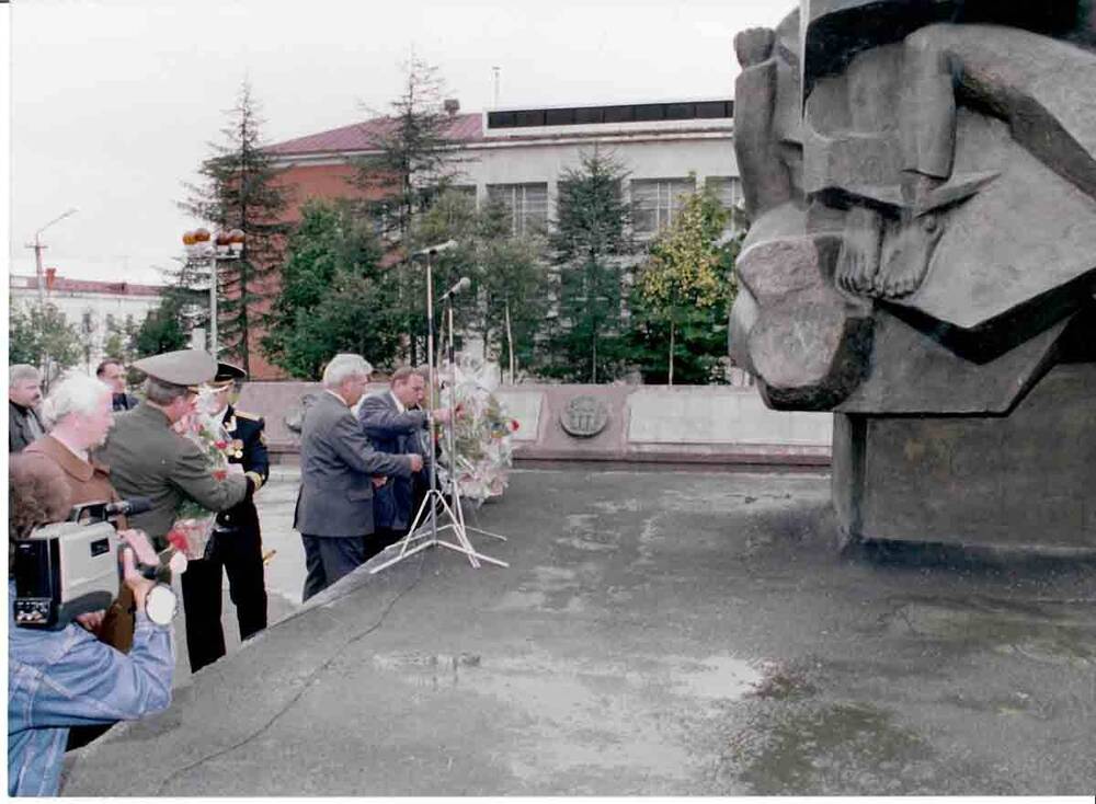 Фотография цветная. Возложение цветов к мемориалу «Узел памяти». г. Магадан, 
02.09.1997 г.