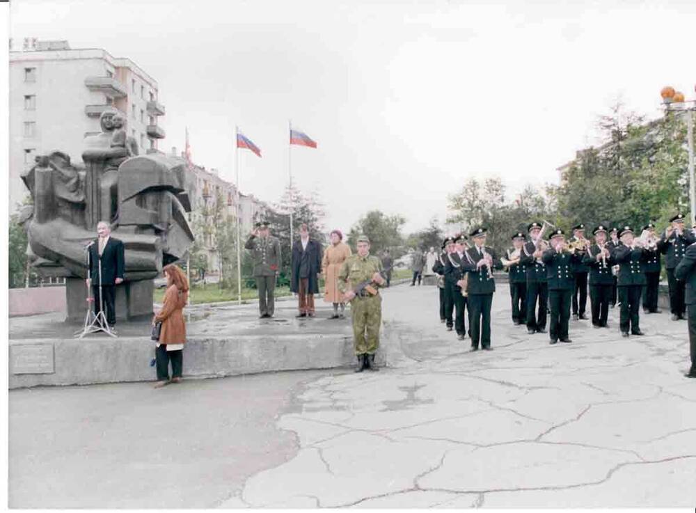 Фотография цветная. Выступление магаданского оркестра у мемориала «Узел памяти»,
г. Магадан, 02.09.1997 г.