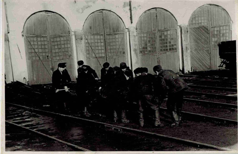 Фотография. Работники локомотивного депо на юбилейном ленинском субботнике.