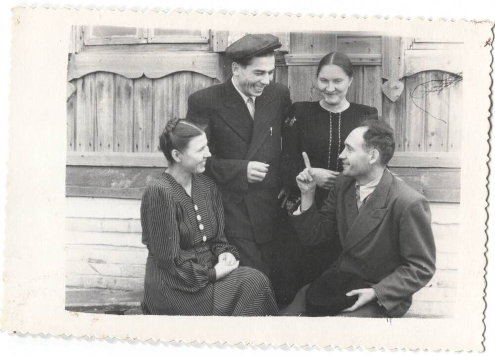 Фотография «Проскурин С.Я. с женой Екатериной Михайловной и  друзьями».