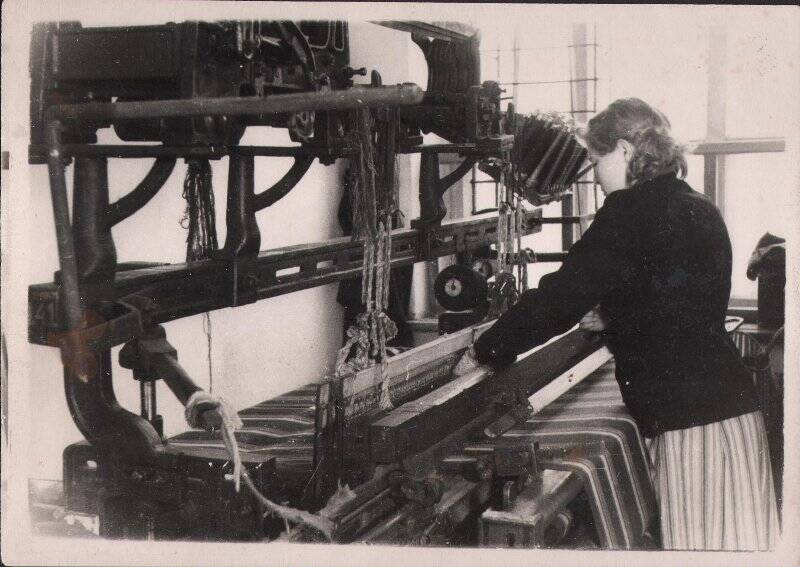 Фотография «Горно – Алтайская ткацкая фабрика. Механический ткацкий станок»