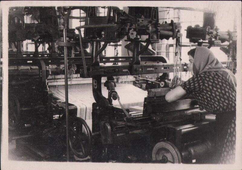 Фотография «Горно – Алтайская ткацкая фабрика. Цех механических ткацких станков»