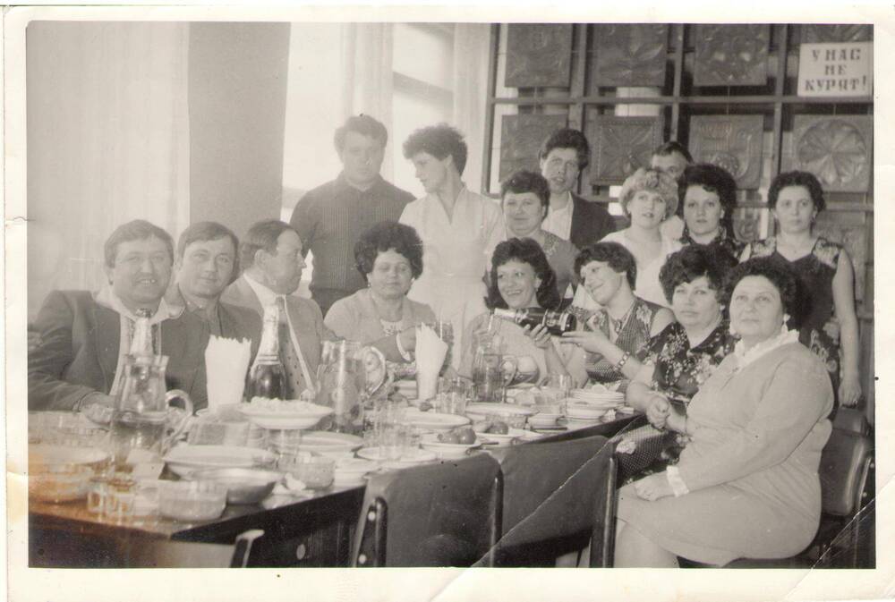 Фото Огонек на день быта, в ресторане коллектив парикмахерской КБО, 1970 г.