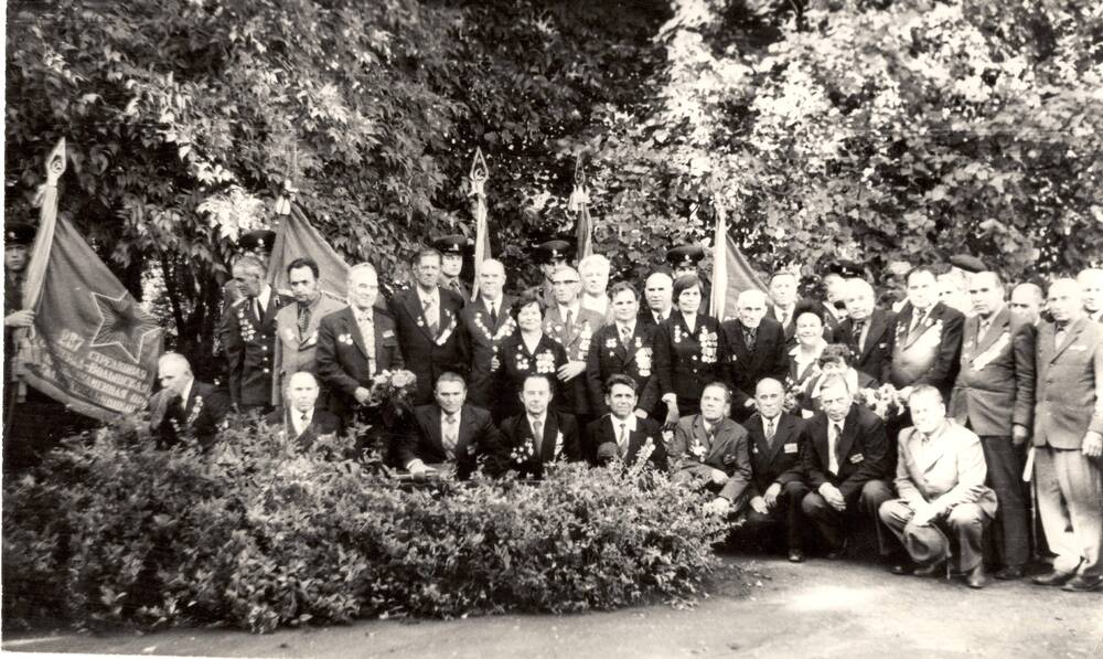 Фотография черно- белая  групповая. Изображены участники встречи ветеранов 287 ст.дивизии, проходившей в г.Ельце 25 сентября 1981г.