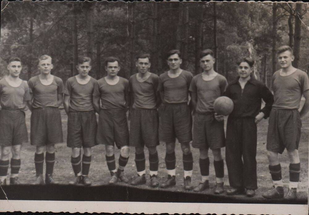 Фото: футбольная команда Белохолуницкого завода в 50-е годы.
