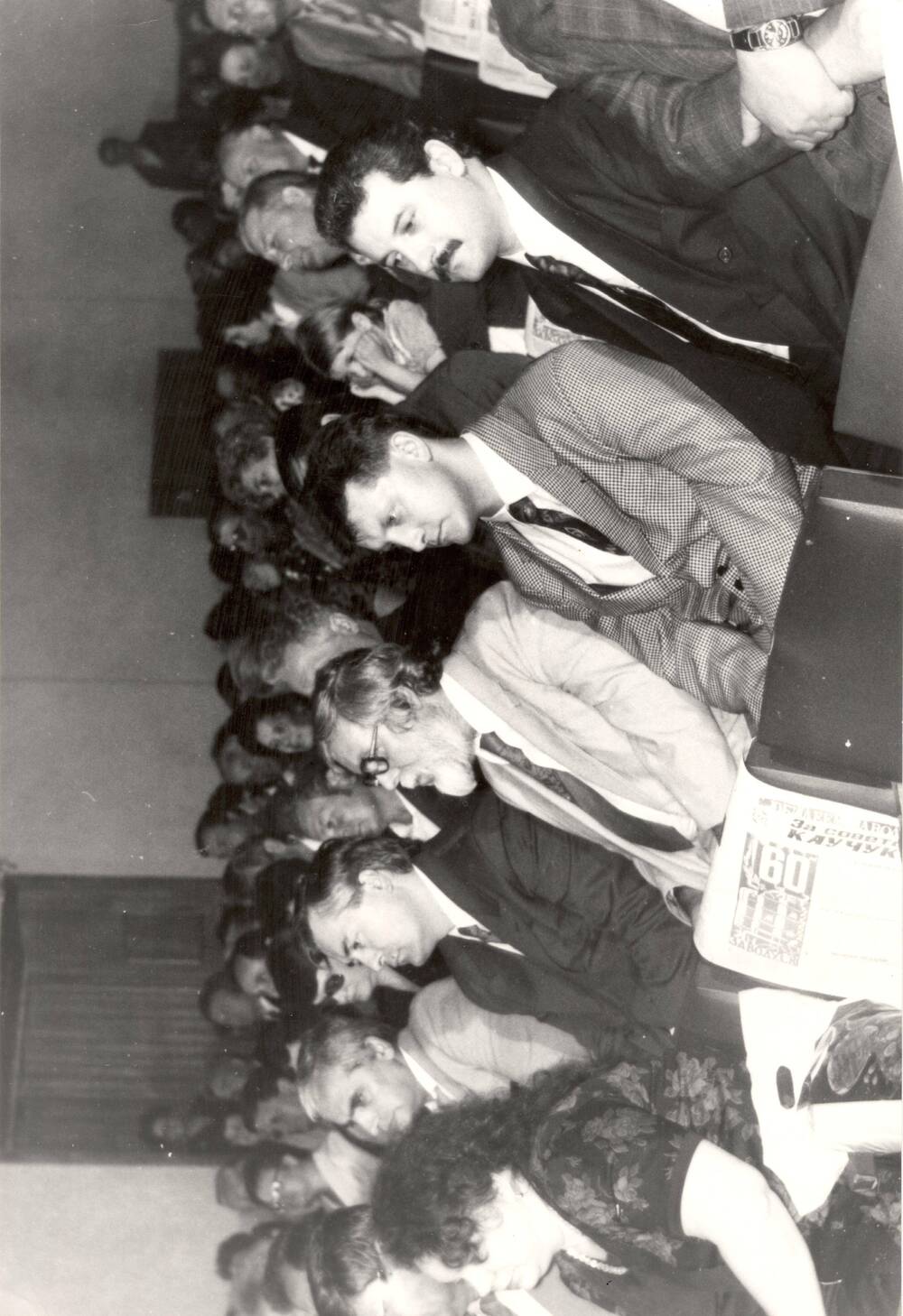 Фотография черно- белая, посвящена празднованию 60- летия Ефремовского завода СК. Иностранные гости