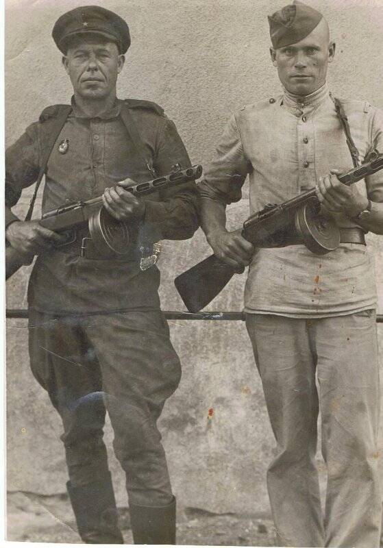 Фотография. Бандорина Н.Е. (слева) участника Сталингр. битвы, награжден медалями за Освобожд. Варшавы и за Взятие Берлина