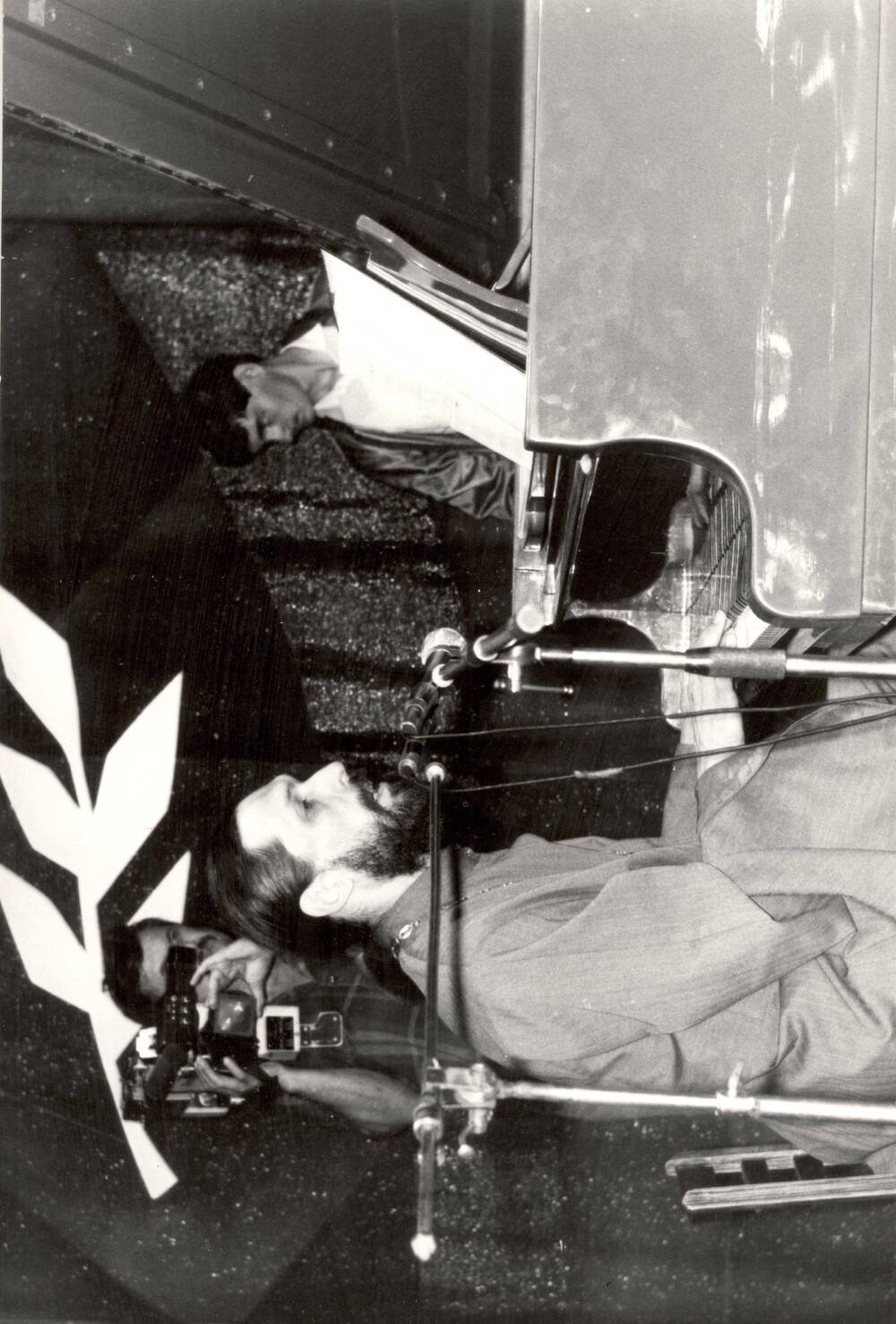 Фотография черно-белая, посвящена празднованию 60- летия Ефремовского завода СК.Отец Федор исполняет романс на стихи А.Ахматовой