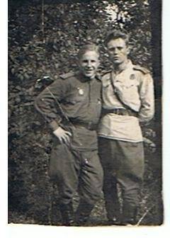 Фотография. Перфильева Н.М. (слева) командира минометного взвода.
