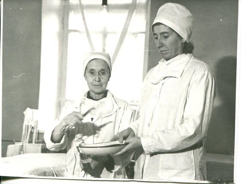 Фотография. Перед операцией (справа-налево, Г. Д. Больльшакова - хирург, З.А. Старкова - санитарка), 1985 г.