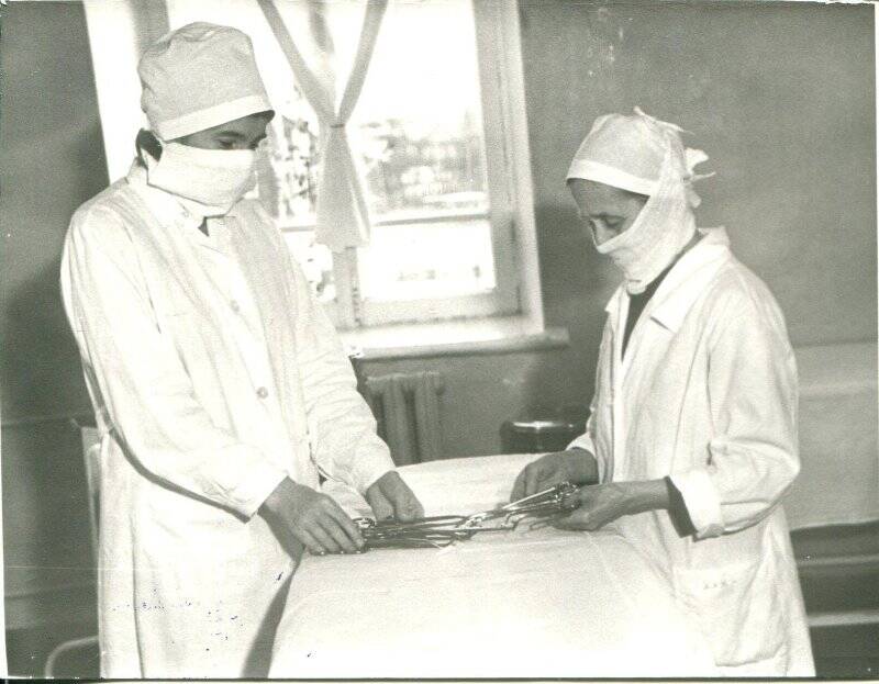 Фотография. Подготовка к операции (слева Г.Д. Большакова), 1985 г.