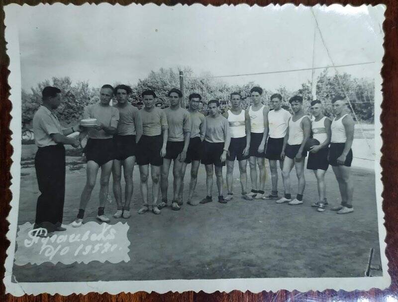 Фотография сюжетная. На снимке две волейбольные команды. Вручение приза. 1957 г.