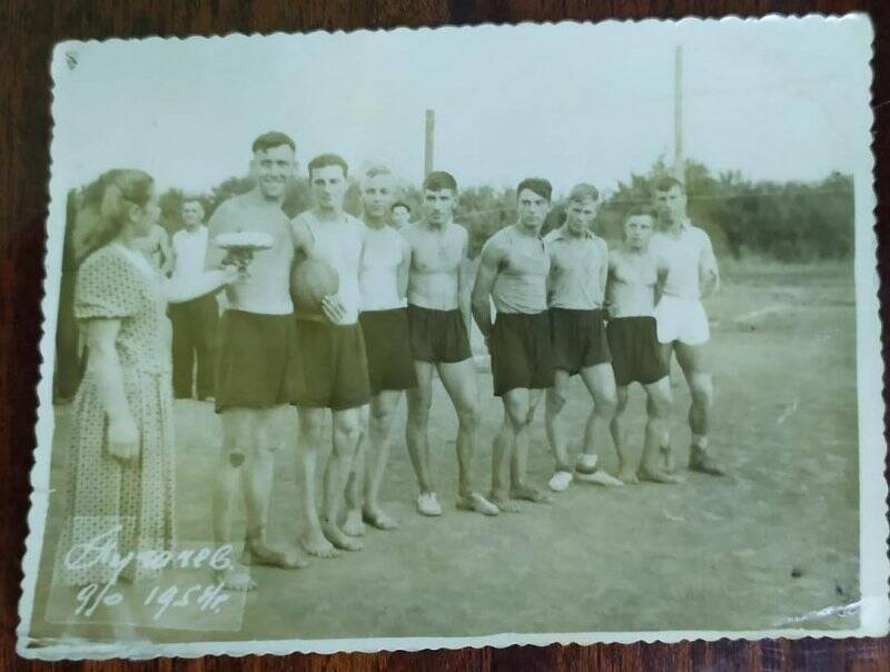 Фотография сюжетная. На снимке волейбольная команда из восьми человек, первый справа - Вяльшин Юрий Георгиевич. Пугачев д/о  1954 г.