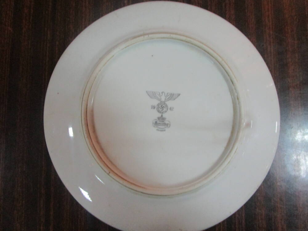 Тарелка фарфоровая для вторых блюд с выступающей кромкой днища