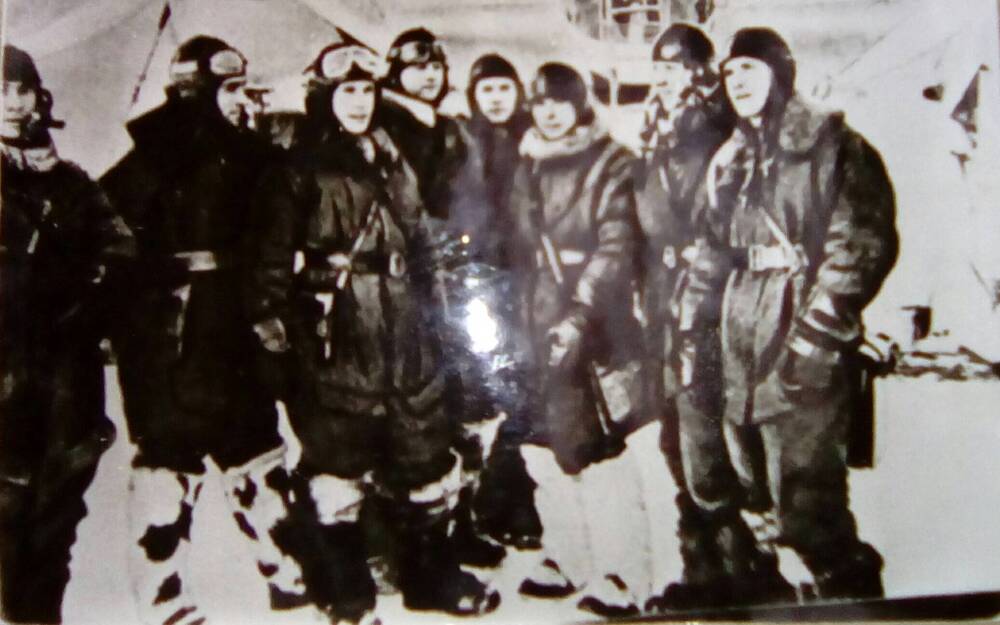 Фото групповое ч/б. Группа военнослужащих.  Второй слева среди однополчан стоит Трусов Николай Петрович. 5 декабря 1945 года.