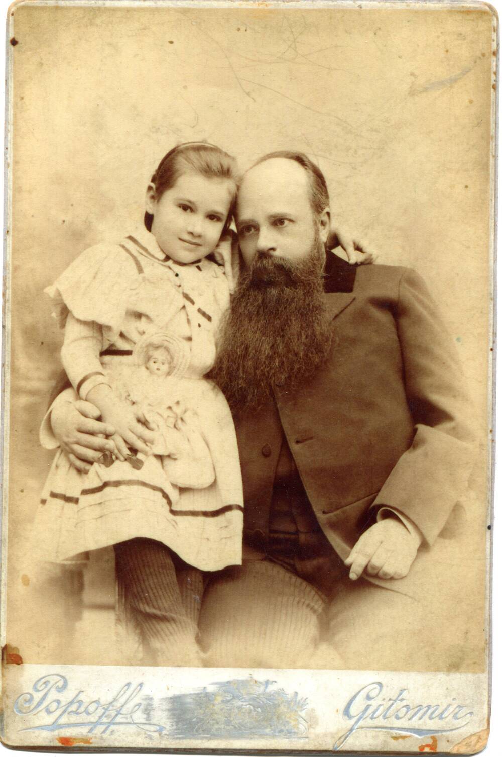 Фотокопия  фотографии Мачтет Г.А. с дочерью Таней.