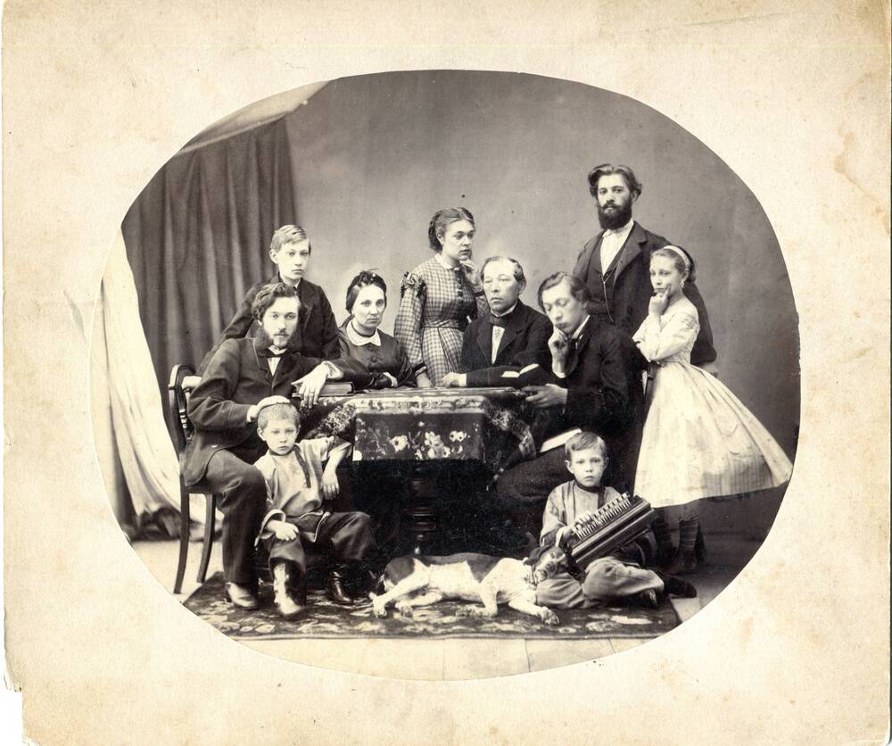 Фотографический групповой черно-белый портрет членов семьи И.М. Родзевича овальной формы.