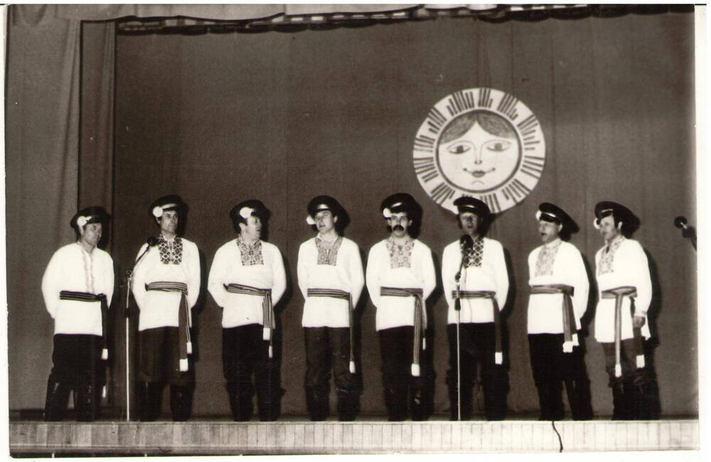 Фото выступление мужского ансамбля Райбыт управления  на творческом отчете  27 марта 1988 г.