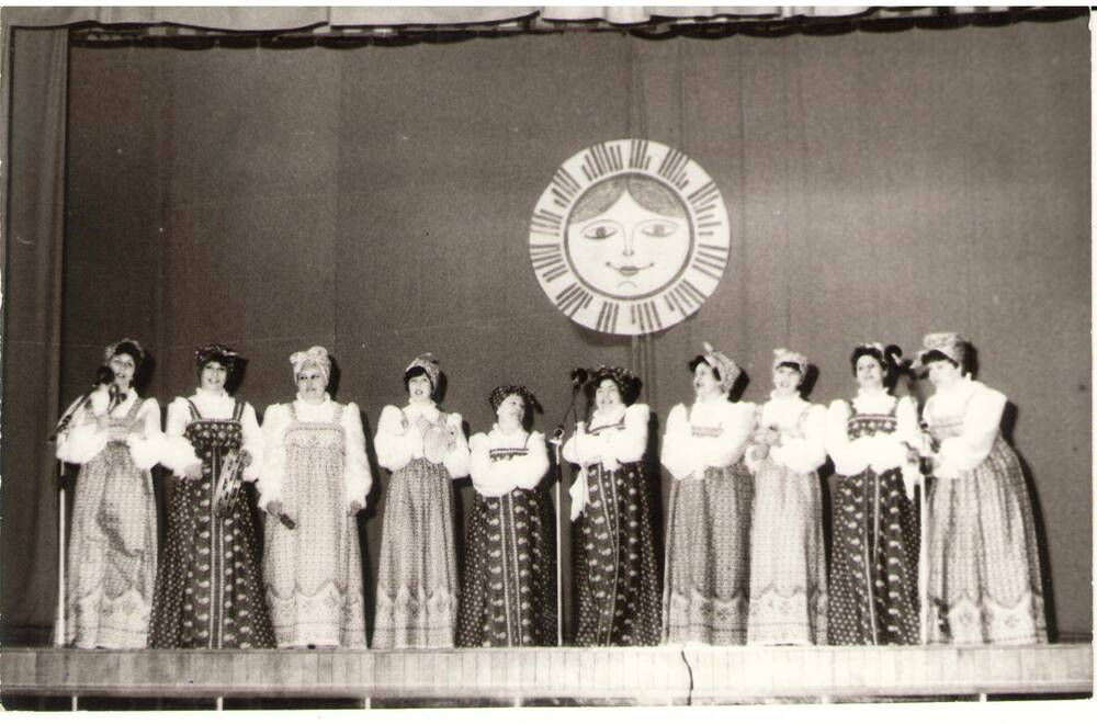 Фото выступление женского ансамбля Райбыт управления  на творческом отчете  27 марта 1988 г.