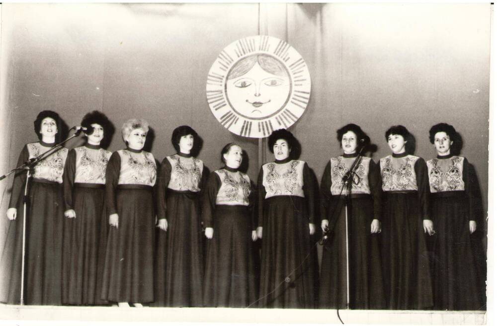 Фото выступление женской группф хора  Райбыт управления  на творческом отчете  27 марта 1988 г.