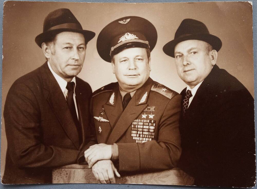 Фотография портретная, черно- белая с изображением троих мужчин: Ховякова Е.Г., Горбатко В.В., Чичерина Е.В.