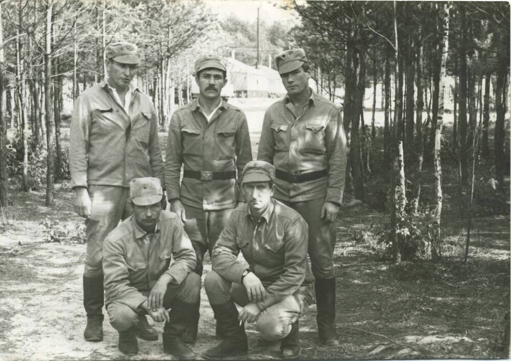 Фотография групповая. Участники ликвидации последствий аварии на Чернобыльской АЭС. Королёв Владимир Николаевич (сидит 2-й слева)