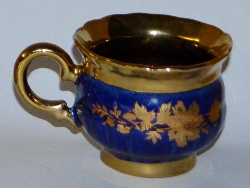 Чашка фарфоровая чайная золотистая внутри, синяя снаружи.
