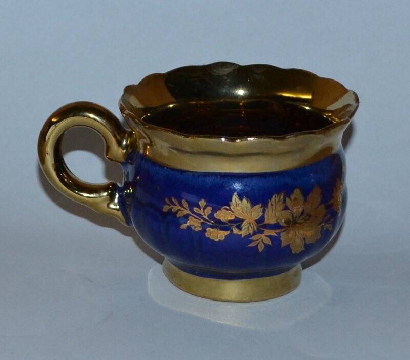 Чашка фарфоровая чайная золотистая внутри, синяя снаружи.