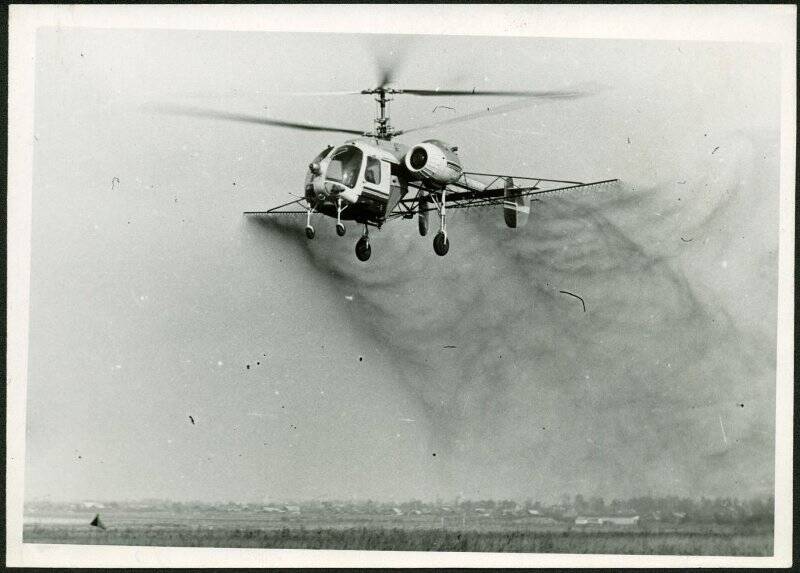 Фотография видовая. Вертолет Ка-26, применяемый для сельхозобработки (опрыскивания) поля