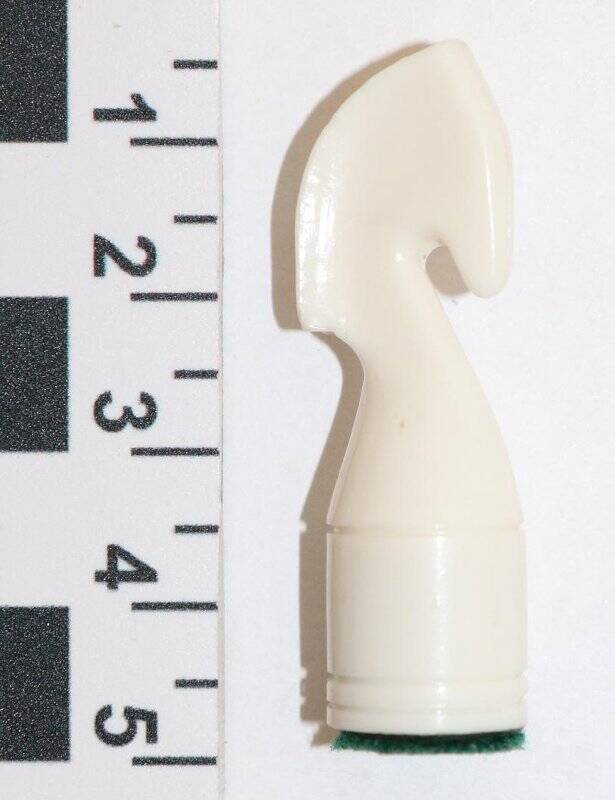 Фигура шахматная - конь (белый).