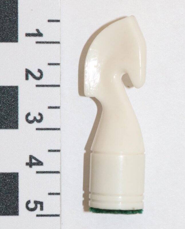 Фигура шахматная - конь (белый).