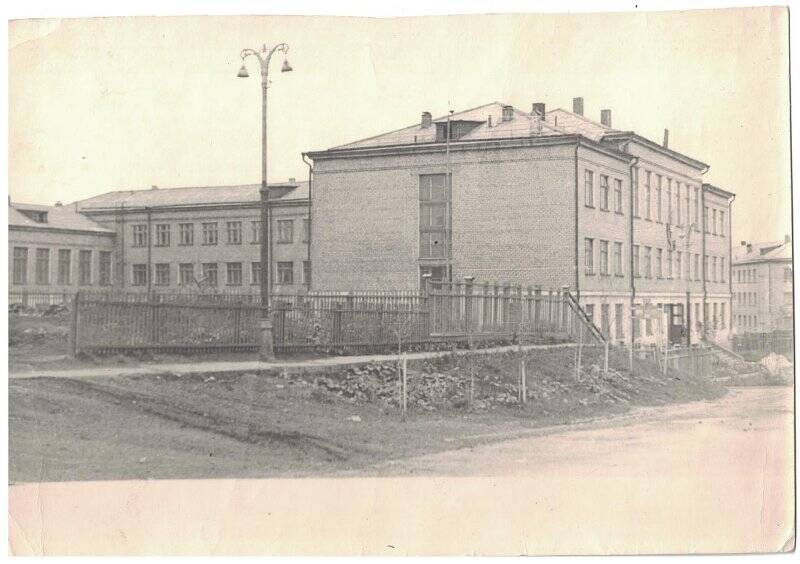 Фотография. Здание средней школы. г. Горнозаводск.