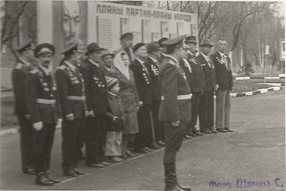 Фотография Ветераны принимают парад воинов-курсантов