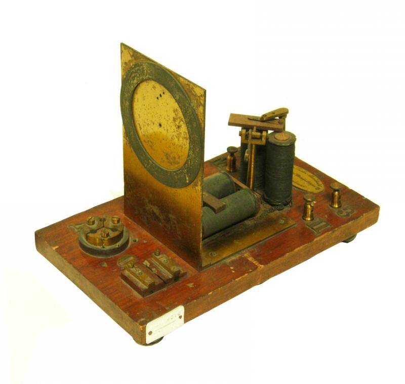 Стрелочный электромагнитный телеграфный приемник.