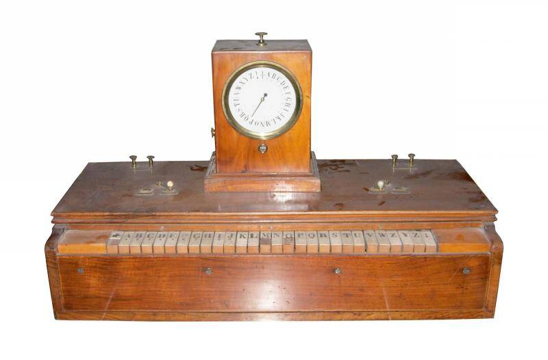 Стрелочный электромагнитный телеграфный аппарат Б.С.Якоби с клавиатурной передачей.