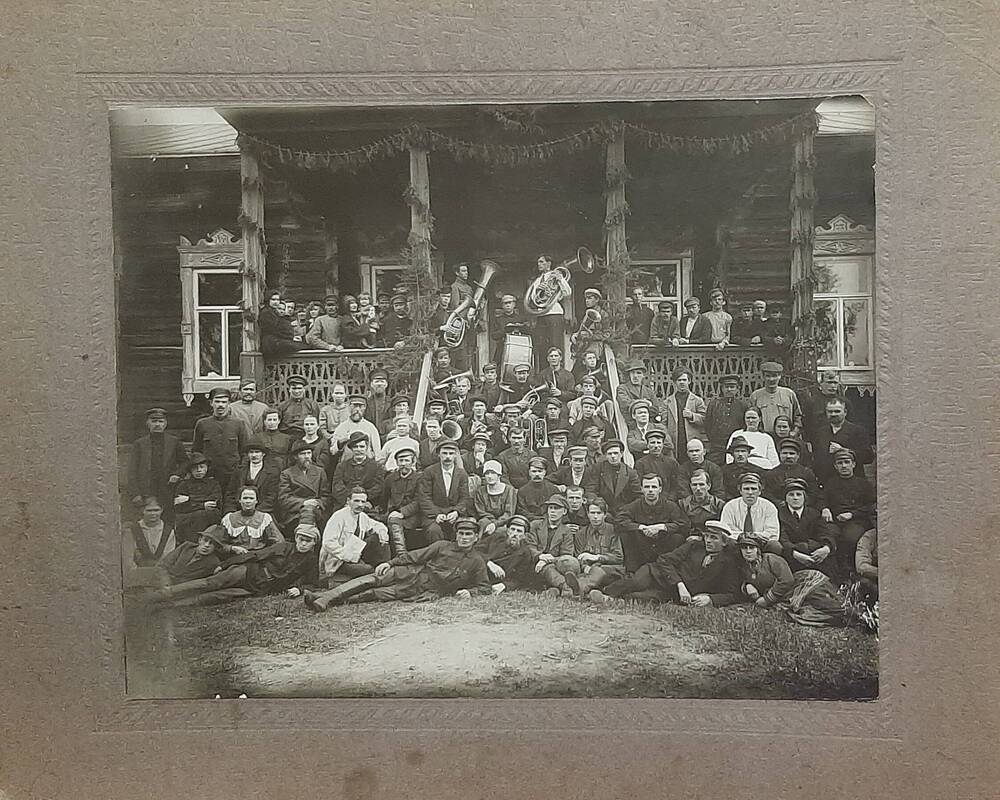 фотография групповая. Участники художественной самодеятельности рабочего клуба Надеждинска 1924-1925гг.