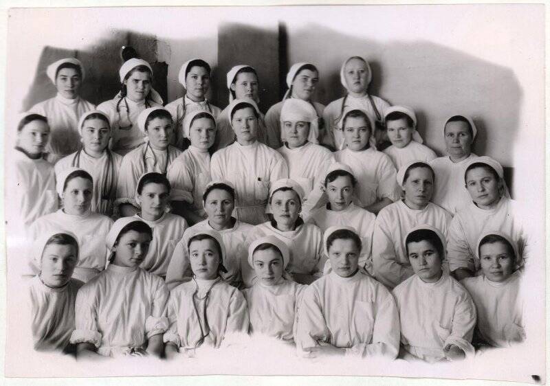 Фотография. Группа учащихся на практике в Никольске. Из альбома Великоустюгского медицинского училища