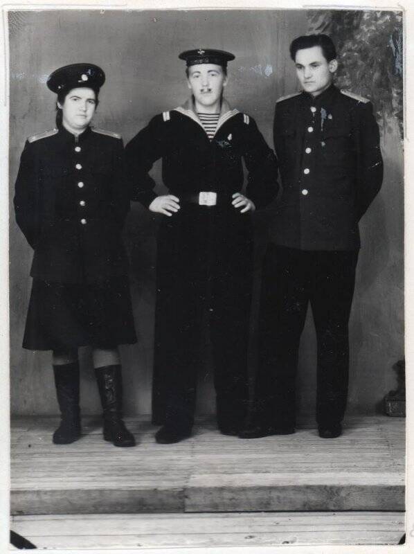 Фотография. Участники сценки На страже Советских границ. Из альбома Великоустюгского медицинского училища