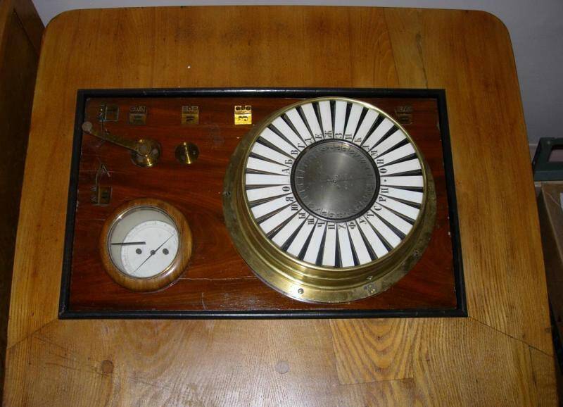 Стрелочный электромагнитный телеграфный аппарат с клавиатурной передачей.