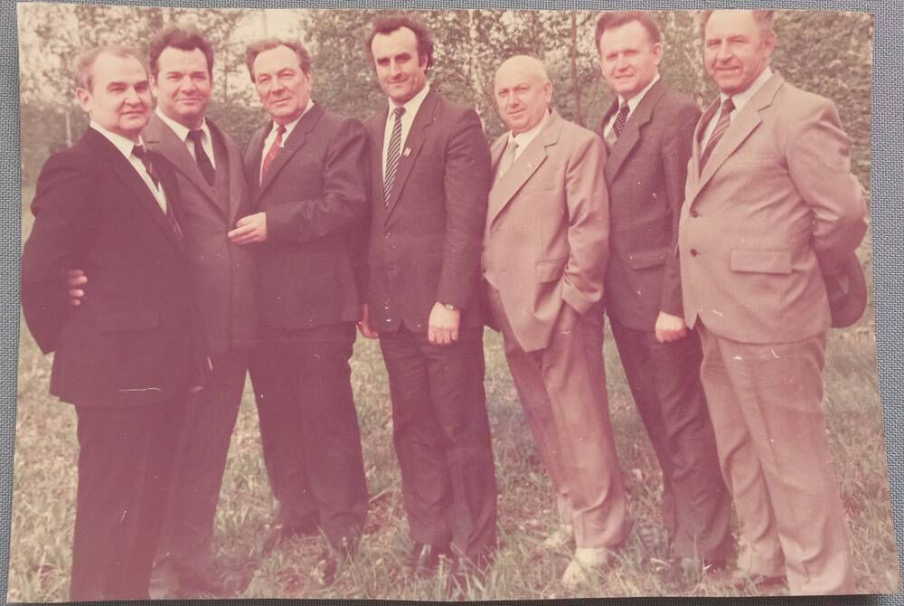 Фотография цветная «Встреча руководителей» с изображением группы мужчин в количестве семи человек