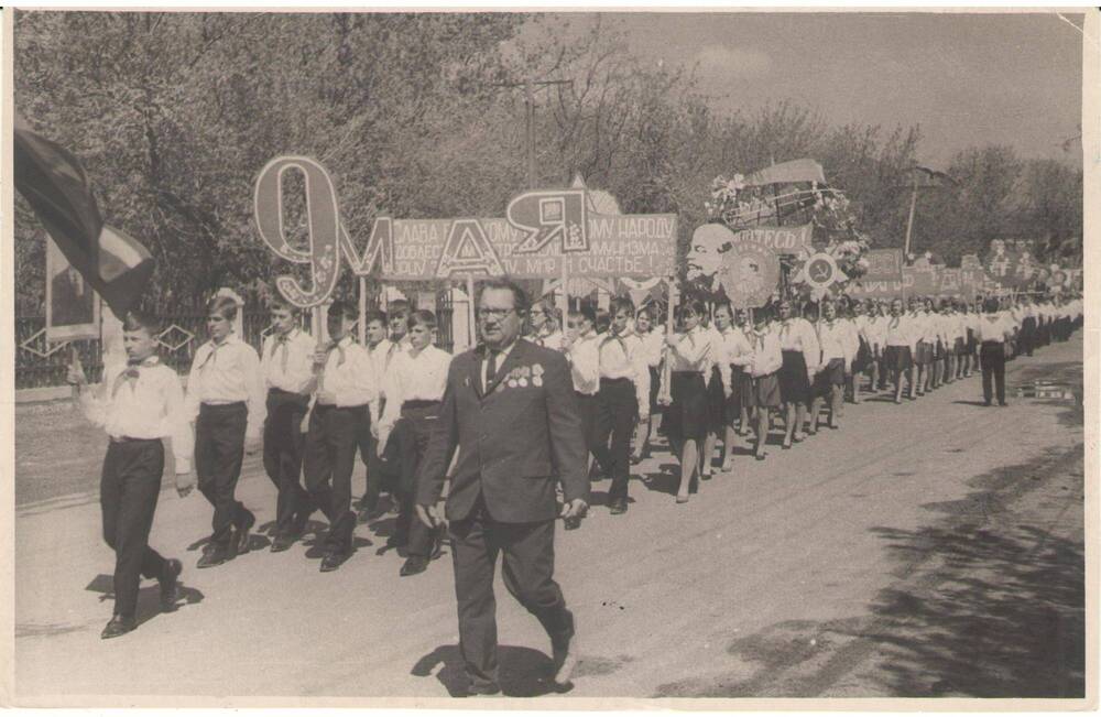 Фото Школа иньтернат на праздничных демонстраций  9 мая 1965 г.