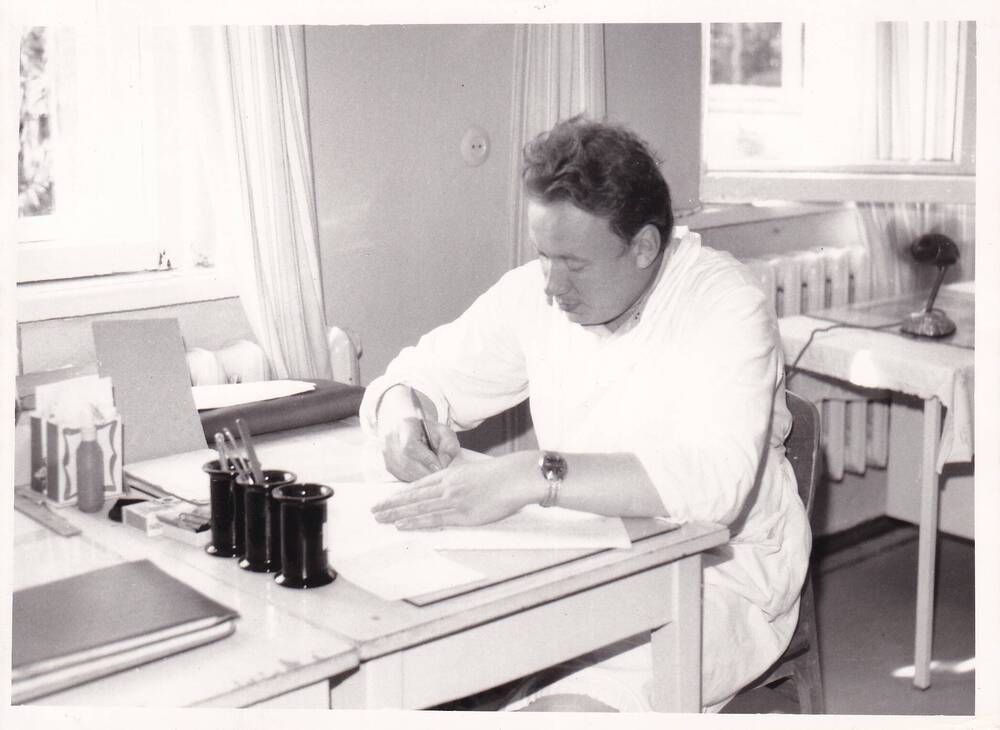 Фото ч/б победренное. Стародубец А.С., врач онколог поликлиники №2 пос. Кубрис. 1980-е годы.