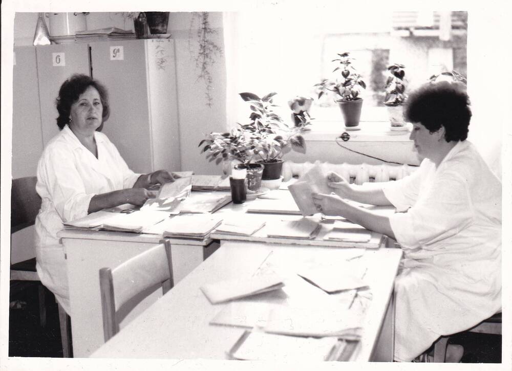 Фото ч/б групповое. Работники кабинета диспансеризации, мед. регистраторы: Денисенко З.Я. и Джулаенко Л.Н. 1980-е годы.